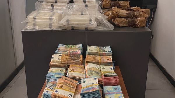 Sequestrati 32 chili di droga e 300mila euro, due arresti a Stezzano