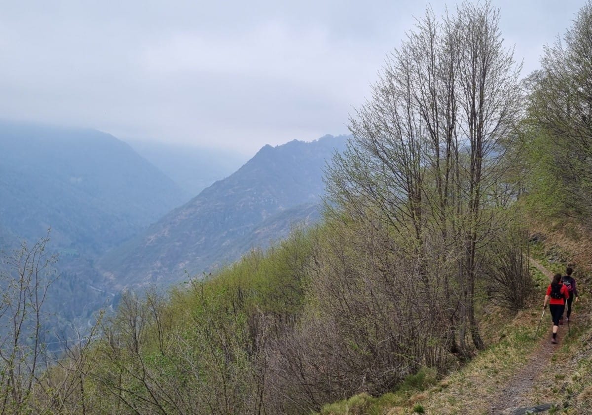 Un trekking nella Valle di Averara tra affreschi, borghi e panorami sul Monte Disner