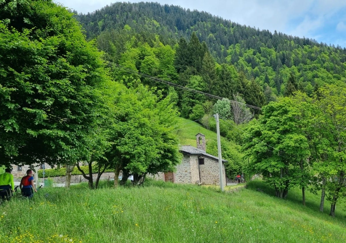Un trekking nella Valle di Averara tra affreschi, borghi e panorami sul Monte Disner
