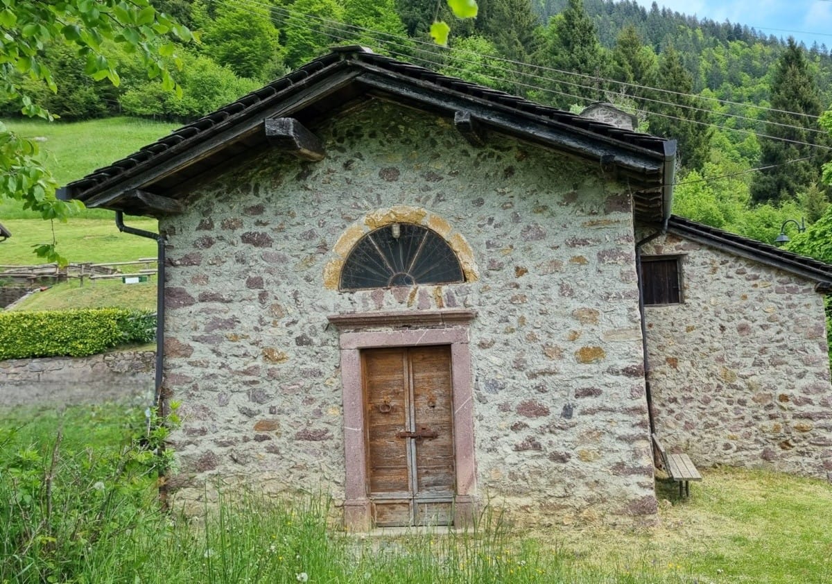 Un trekking nella Valle di Averara tra affreschi, borghi e panorami sul Monte Disner