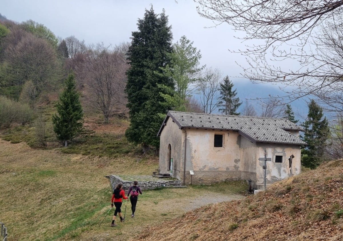 Un trekking nella Valle di Averara tra affreschi, borghi e panorami sul Monte Disner