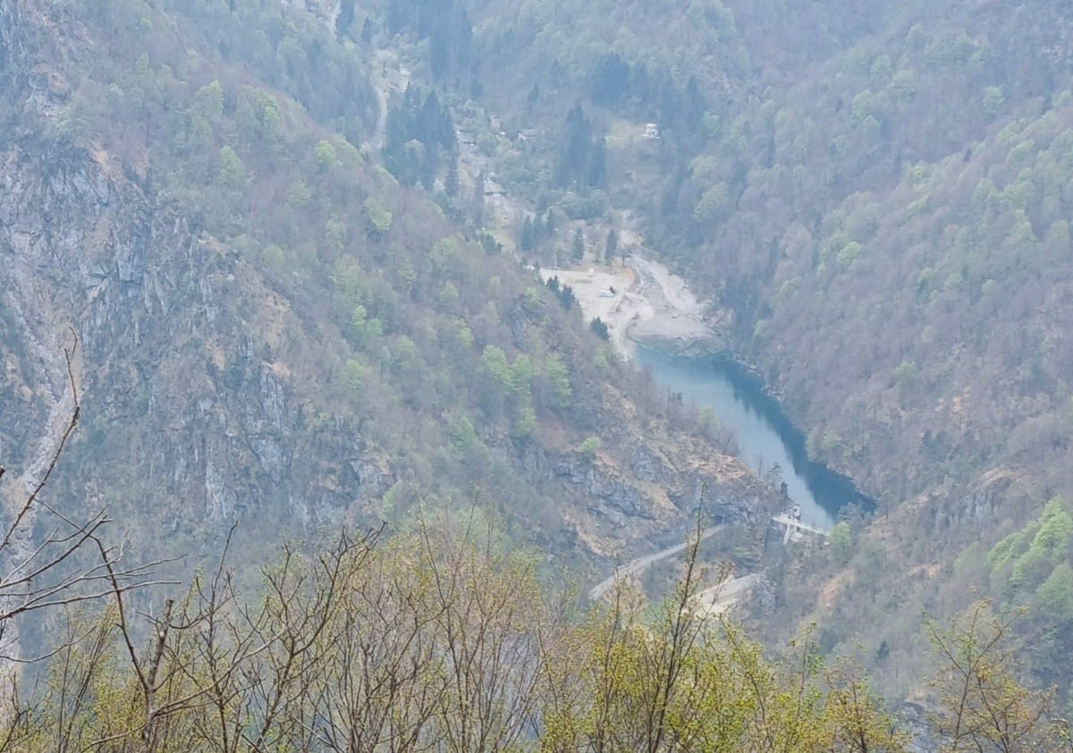 Un trekking nella Valle di Averara tra affreschi, borghi e panorami sul Monte Disner