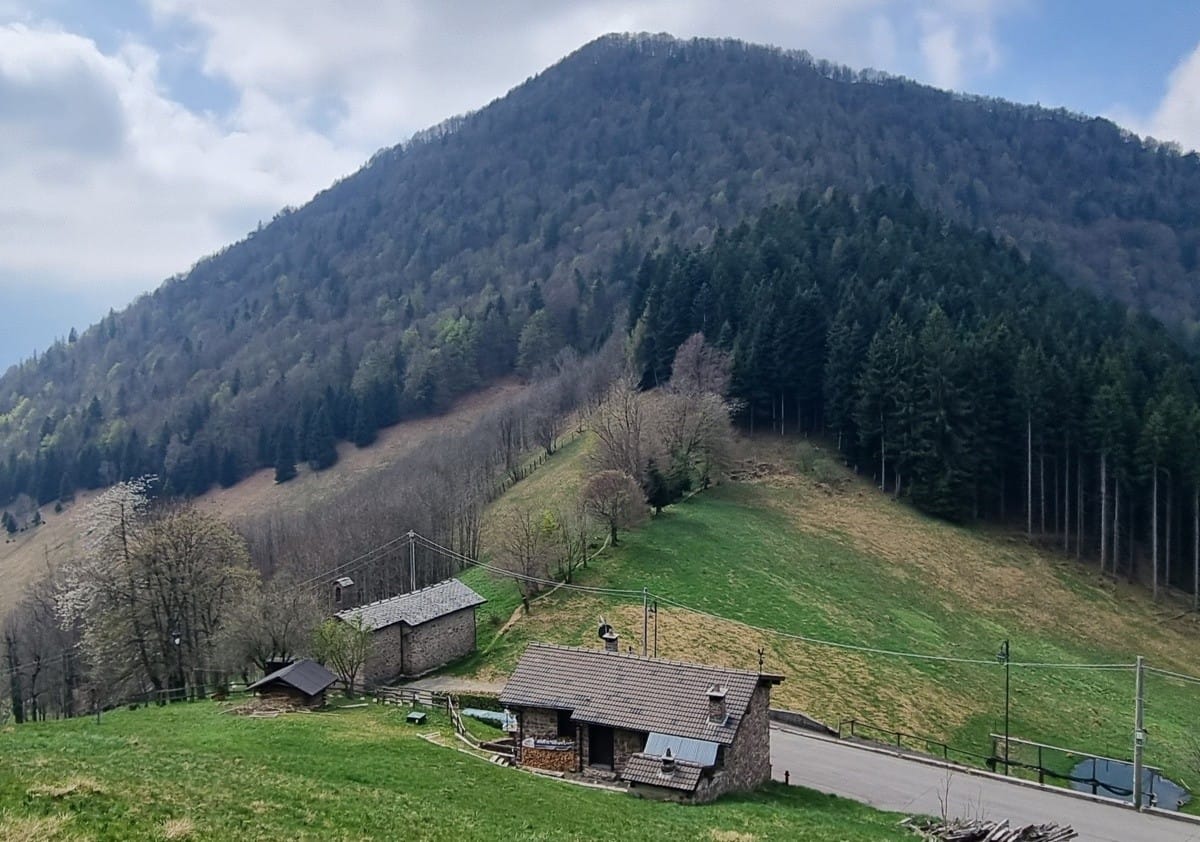 Un trekking nella Valle di Averara tra affreschi, borghi e panorami sul Monte Disner