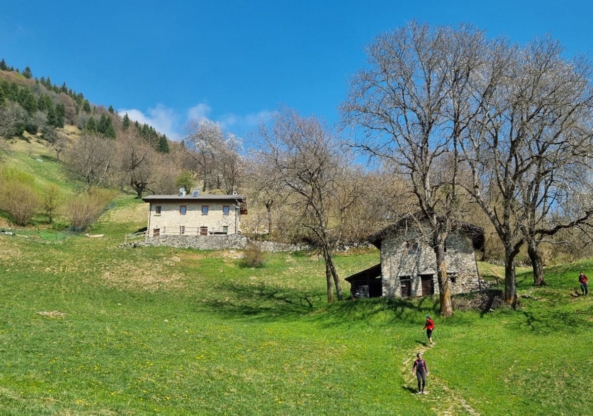 Un trekking nella Valle di Averara tra affreschi, borghi e panorami sul Monte Disner