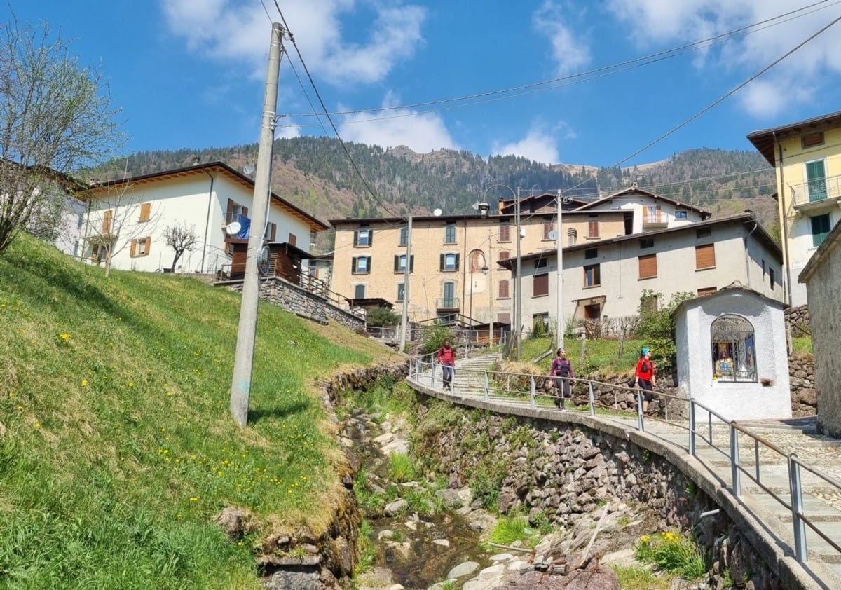 Un trekking nella Valle di Averara tra affreschi, borghi e panorami sul Monte Disner