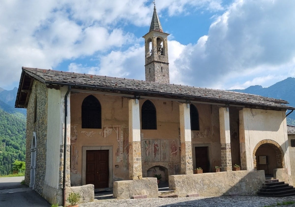 Un trekking nella Valle di Averara tra affreschi, borghi e panorami sul Monte Disner