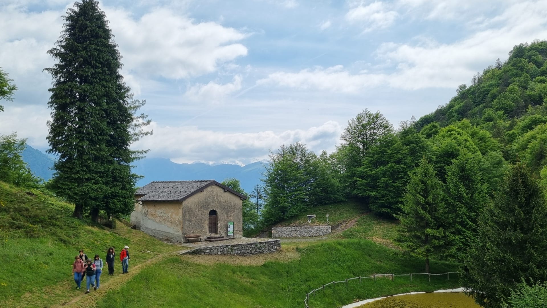 https://storage.ecodibergamo.it/media/photologue/2026/5/2/photos/un-trekking-nella-valle-di-averara-tra-affreschi-borghi-e-panorami-sul-monte-di_bda3c0b2-43d6-11f1-86c0-d7312e6a6ccc_1920_1080.jpg