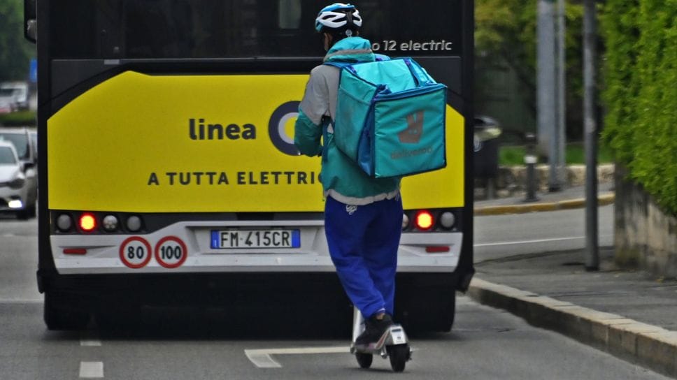 Bergamo, protocollo d’intesa tra Comune e Cgil per la sicurezza dei rider