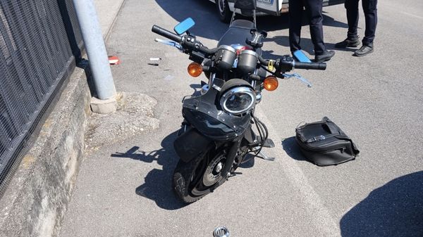 Cade con la moto e si schianta su un cancello: grave 28enne