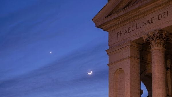 Luna e Venere si incontrano sopra i monumenti di Roma