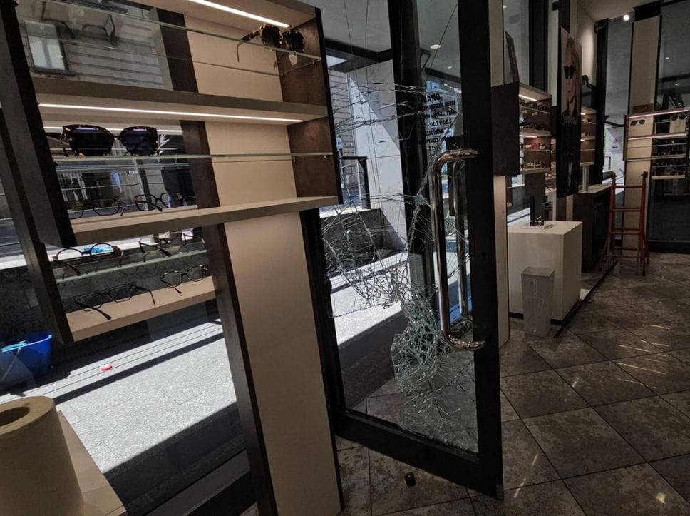 Ancora spaccate in centro a Bergamo: colpiti il ristorante «Il Cavatappi» e l’Ottica Savoldi - Foto e video