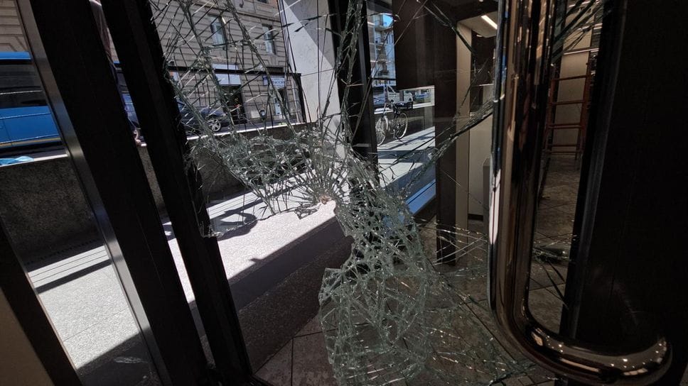 Ancora spaccate in centro a Bergamo: colpiti il ristorante «Il Cavatappi» e l’Ottica Savoldi - Foto e video