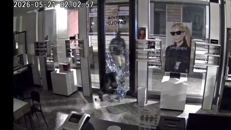Ancora spaccate in centro a Bergamo: colpiti il ristorante «Il Cavatappi» e l’Ottica Savoldi - Foto e video