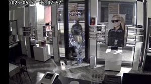 Ancora spaccate in centro a Bergamo: colpiti il ristorante «Il Cavatappi» e l’Ottica Savoldi - Foto e video