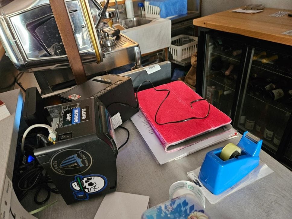 Ancora spaccate in centro a Bergamo: colpiti il ristorante «Il Cavatappi» e l’Ottica Savoldi - Foto e video