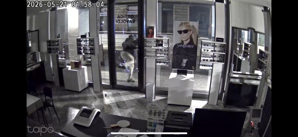 Ancora spaccate in centro a Bergamo: colpiti il ristorante «Il Cavatappi» e l’Ottica Savoldi - Foto e video