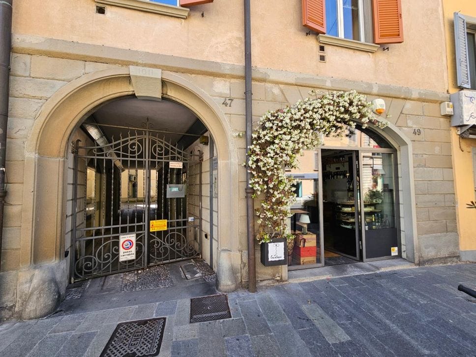 Ancora spaccate in centro a Bergamo: colpiti il ristorante «Il Cavatappi» e l’Ottica Savoldi - Foto e video