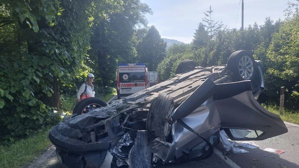 Auto ribaltata conducente ferito lieve