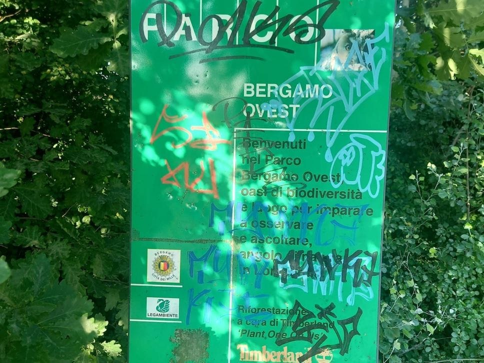 Bergamo, al Parco Ovest i vandali prendono di mira tunnel, panchine e luci - Foto