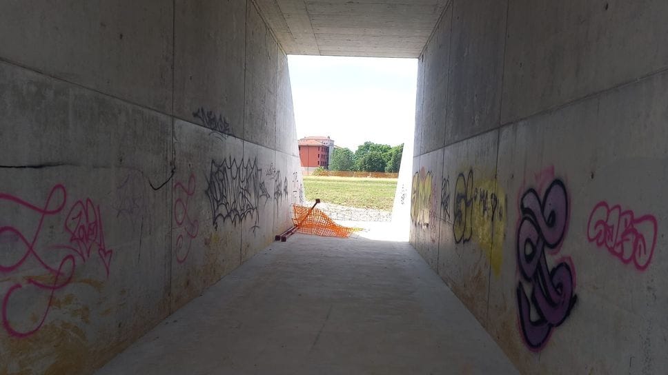 Bergamo, al Parco Ovest i vandali prendono di mira tunnel, panchine e luci - Foto