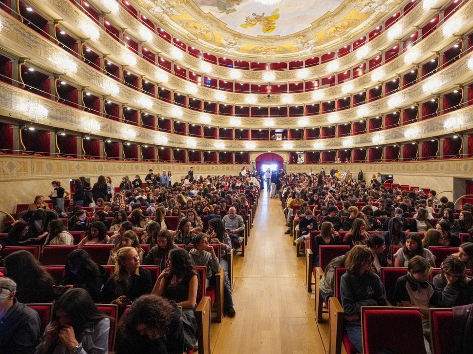 Donizetti Academy, per un giorno 600 studenti  «vivono» il fascino senza tempo del teatro