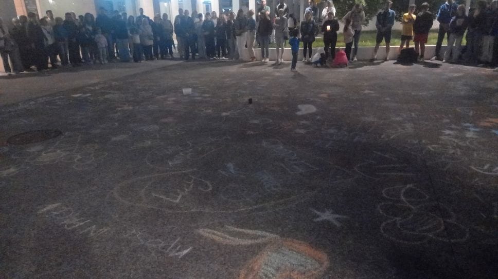 Fiori, lumini e disegni sull’asfalto: in tanti a Loreto per ricordare il piccolo Giulio