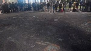 Fiori, lumini e disegni sull’asfalto: in tanti a Loreto per ricordare il piccolo Giulio