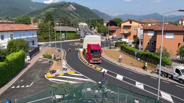 Il passaggio dello scafo del super yacht della Riva a Villongo