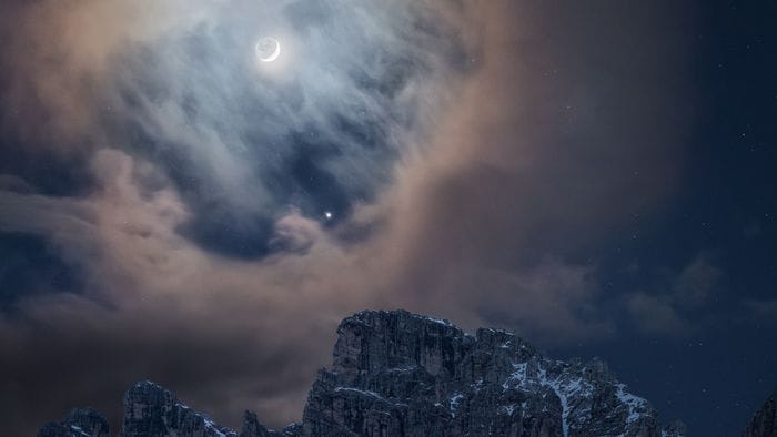 https://storage.ecodibergamo.it/media/photologue/2026/5/21/photos/cache/la-corona-lunare-e-giove-sulle-dolomiti_453d8248-552e-11f1-8c12-fdb59b93f78c_v3_large_16_9.jpg