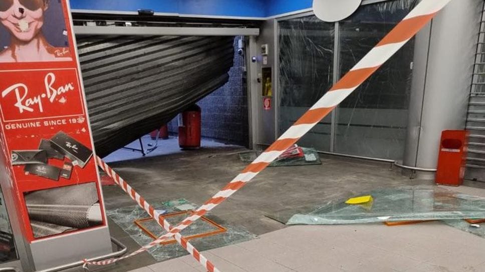 Mozzo, spaccata al centro commerciale: vetri infranti e locali a soqquadro