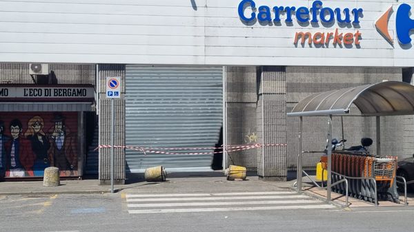 Mozzo, spaccata al centro commerciale: vetri infranti e locali a soqquadro
