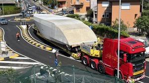 Traffico a rilento nel Basso Sebino per un trasporto eccezionale: è un super yacht Riva -Foto