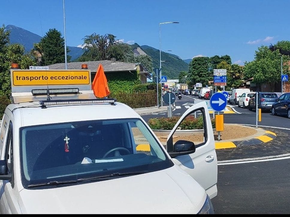 Traffico a rilento nel Basso Sebino per un trasporto eccezionale: è un super yacht Riva -Foto