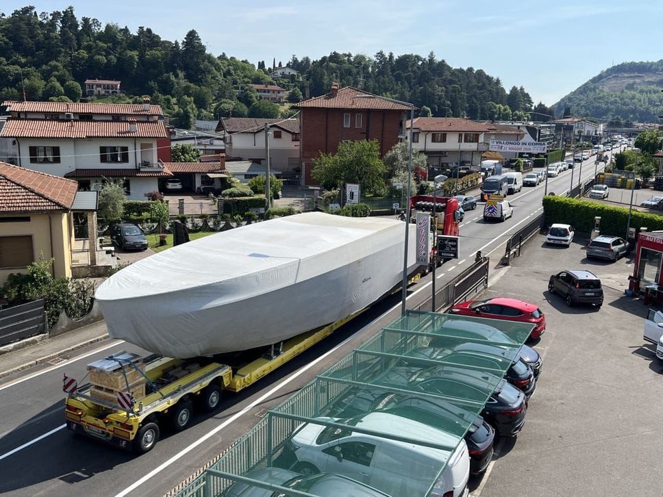 Traffico a rilento nel Basso Sebino per un trasporto eccezionale: è un super yacht Riva -Foto