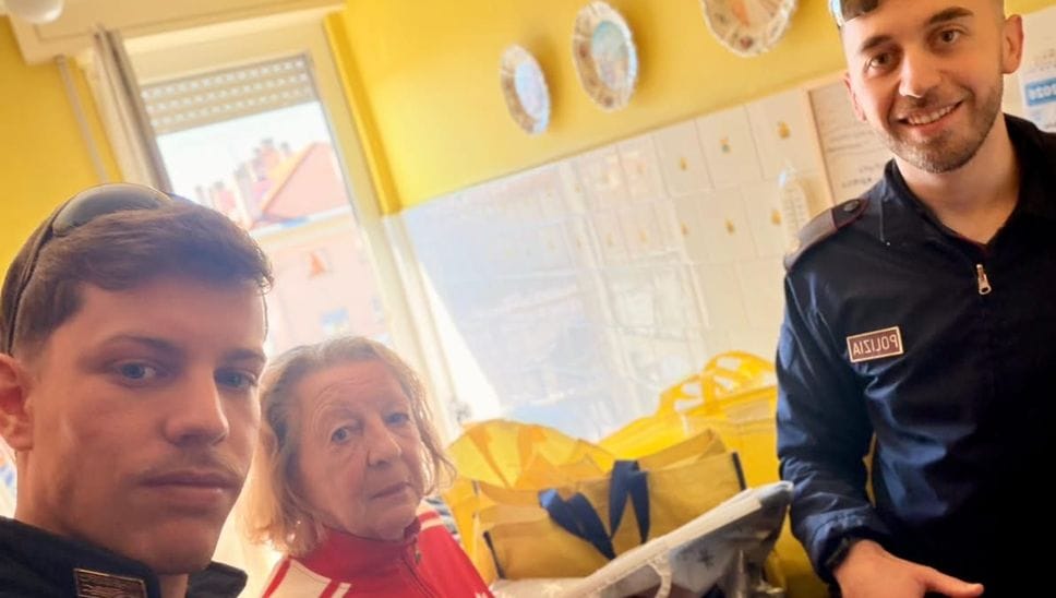 Anziano si sente male al supermercato, dopo  i soccorsi gli agenti vicino alla moglie: consegnano spesa e auto a casa della coppia