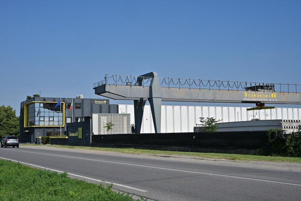 Pognano, colpito da un carrello porta cemento: grave operaio di 57 anni