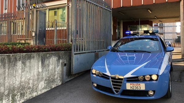 Scappano su una moto rubata, inseguimento a Monterosso: uno fermato con il taser e denunciato