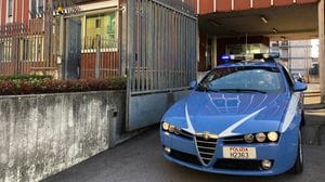 Scappano su una moto rubata, inseguimento a Monterosso: uno fermato con il taser e denunciato