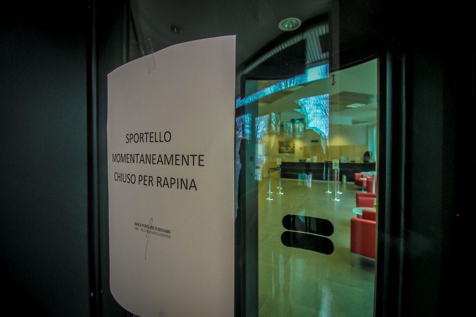 Arrestato 49enne condannato per due rapine in banca a Bergamo