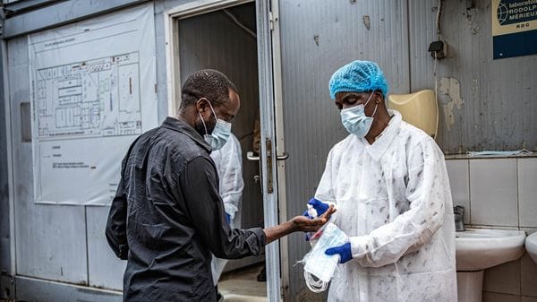 Ebola, lotta fra amnesie e tagli alla ricerca