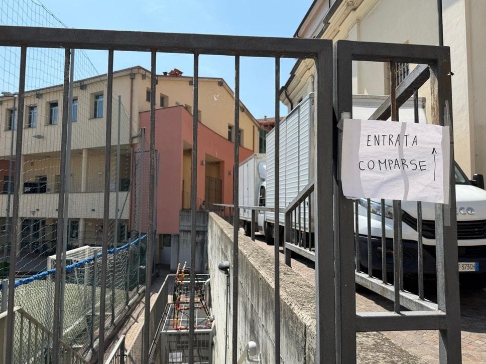 Il lago d’Iseo si prepara al set tra divieti, prove costumi e spoiler delle scene