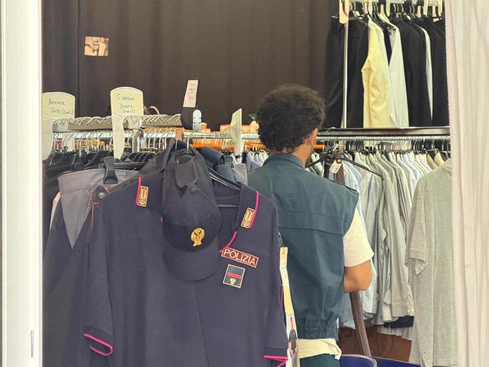 Il lago d’Iseo si prepara al set tra divieti, prove costumi e spoiler delle scene