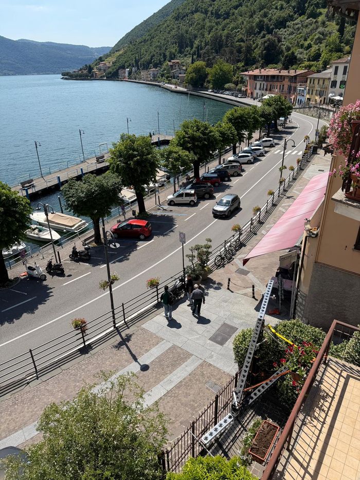 Il lago d’Iseo si prepara al set tra divieti, prove costumi e spoiler delle scene
