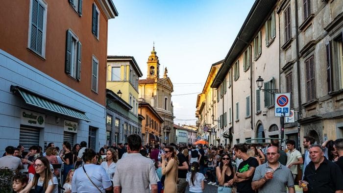 https://storage.ecodibergamo.it/media/photologue/2026/5/23/photos/cache/in-borgo-santa-caterina-a-bergamo-la-prima-notte-bianca-dellestate_daf6bc4a-56ec-11f1-ae0e-72b229a51ad1_1920_1080_v3_large_16_9.jpeg