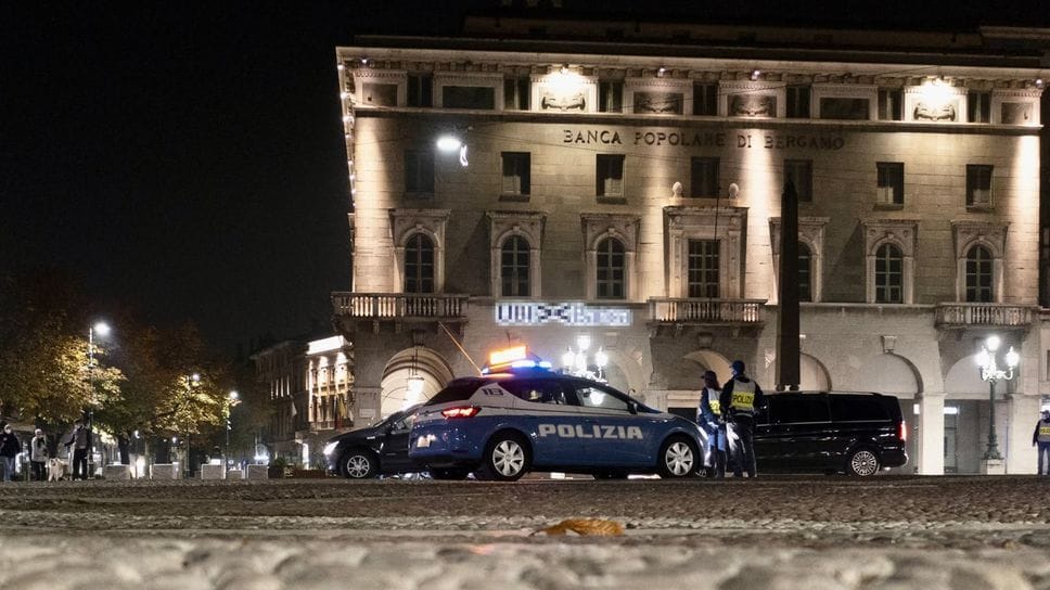 Rissa in centro a Bergamo, ferito con un coccio di bottiglia