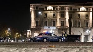 Rissa in centro a Bergamo, ferito con un coccio di bottiglia