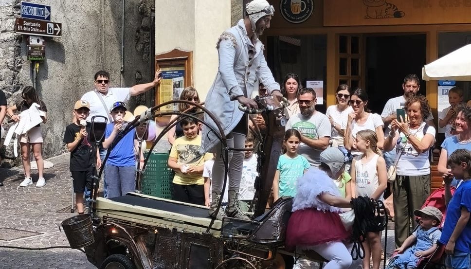Ardesio fa il pieno con «Come d’Incanto»: artisti di strada e folla nel borgo - Foto e video