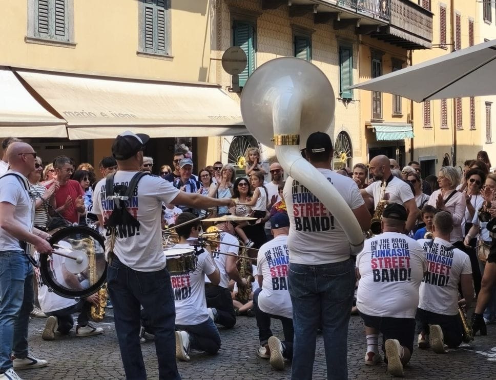 Ardesio fa il pieno con «Come d’Incanto»: artisti di strada e folla nel borgo - Foto e video