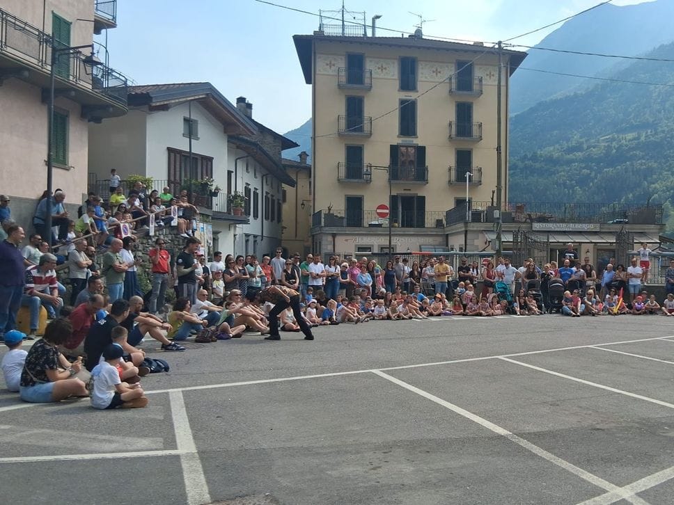Ardesio fa il pieno con «Come d’Incanto»: artisti di strada e folla nel borgo - Foto e video