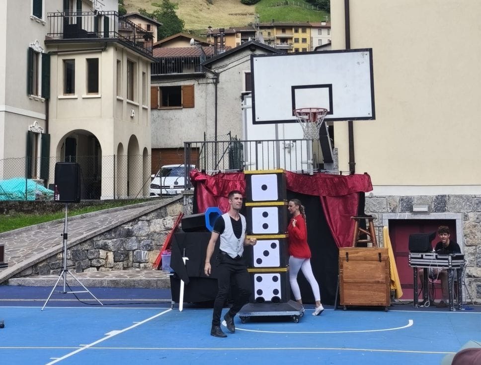 Ardesio fa il pieno con «Come d’Incanto»: artisti di strada e folla nel borgo - Foto e video
